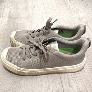 Cariuma lace up low top sneakers